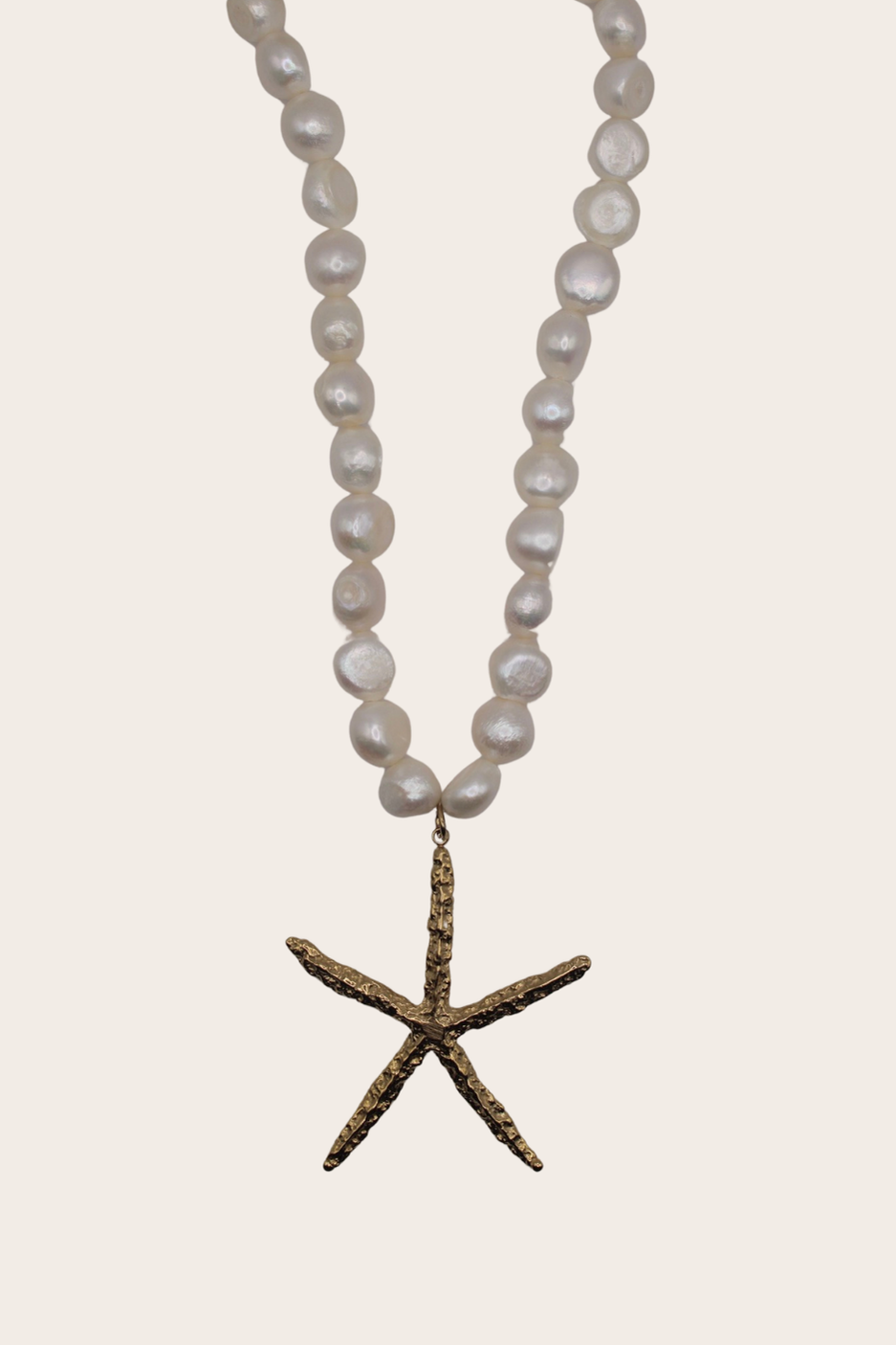 Estrella del Mar Chain featuring white pearl-style beads and a starfish pendant