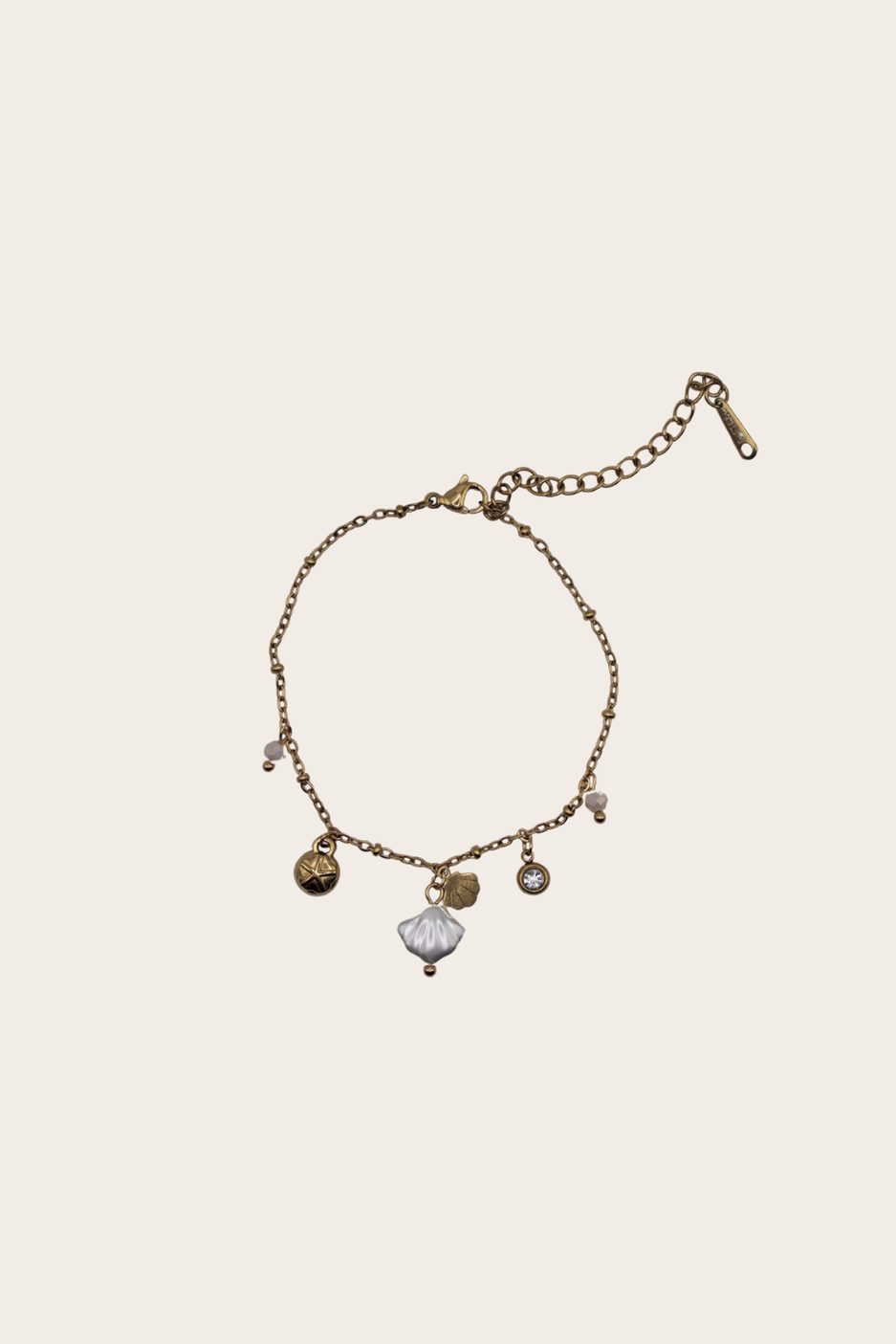 Summer White Seashell Bracelet featuring a delicate chain with white shell and pearl-style accents