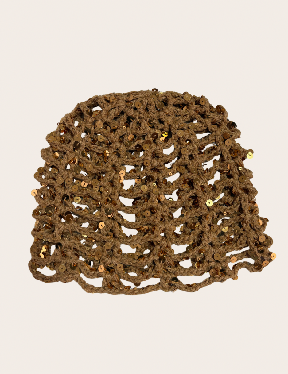 Lucía camel crochet hat with sparkling glitter accents