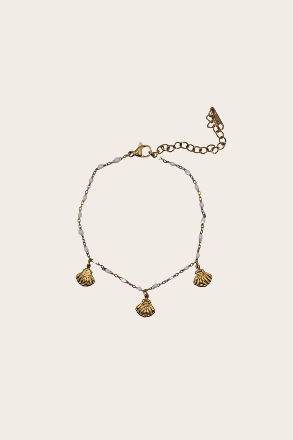 White Seashells Bracelet featuring a delicate chain with white shell accents