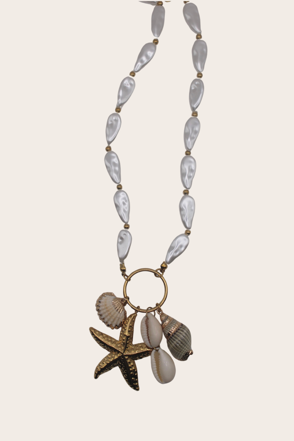 Pearls Ocean Chain necklace with pearl-inspired coastal details
